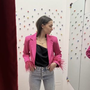 Blazer crop con piume