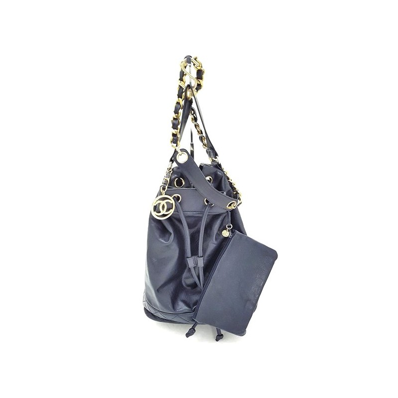 Chanel – Secchiello XL in pelle blu navy con fondo CC