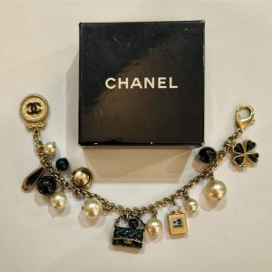 Chanel Bracciale con perle e ciondoli iconici