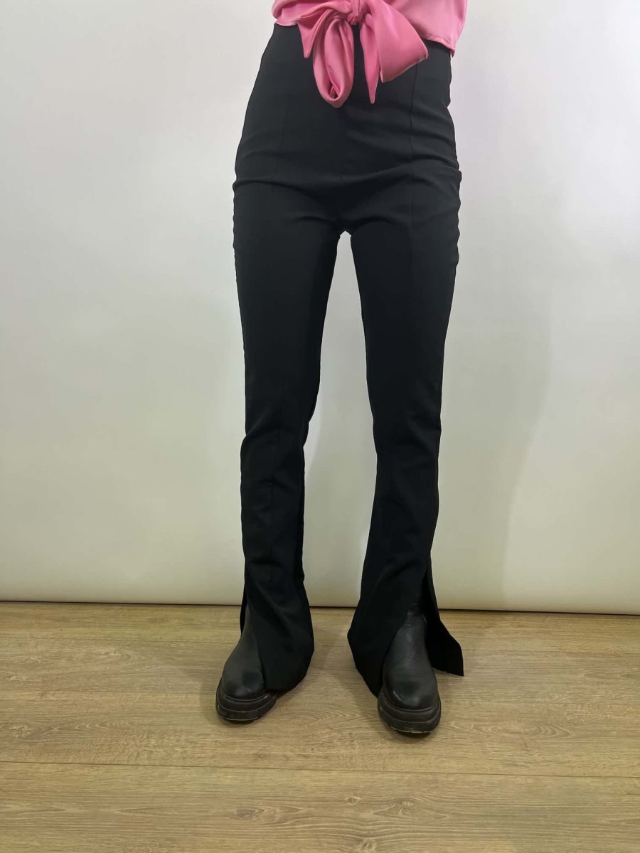 Pantalone nero con spacco frontale